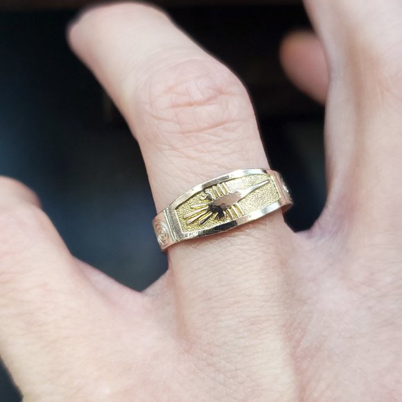 Size 8.25 Sterling Silver & 18K Yellow Gold Unique Symbol Cut Band Ring - Picture 3 of 9